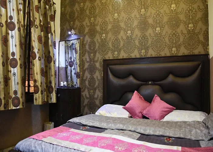 Waterpark hotels Lucky Restaurant & Guest House Near Taj Mahal