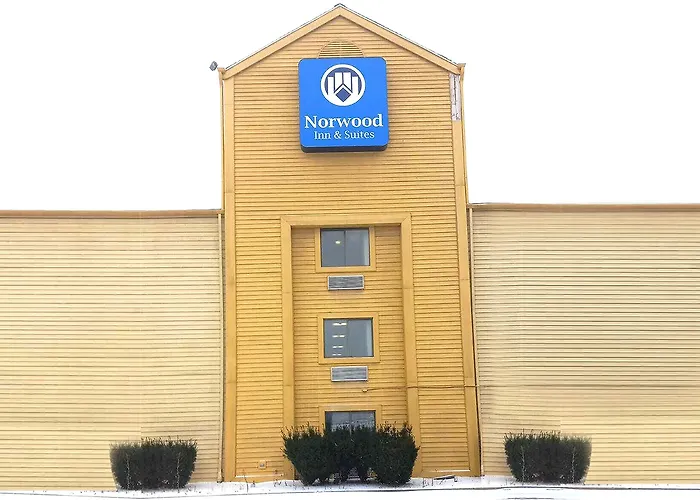 Cheap hotel: Norwood Inn & Suites Milwaukee