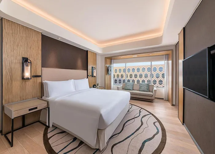 Central hotel: Conrad Manila