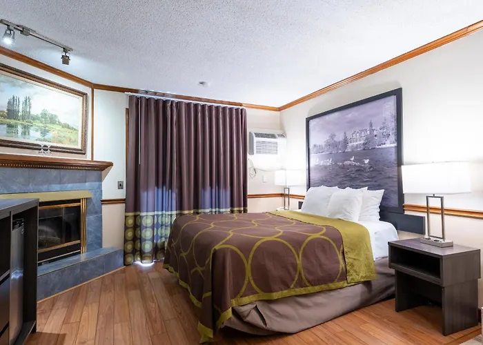 Luxury hotel only: Super 8 By Wyndham Gananoque - Country Squire Resort
