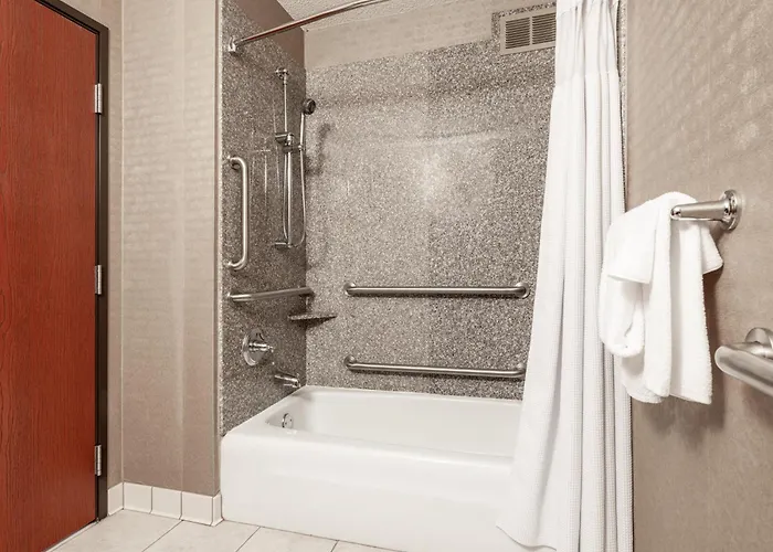 Jacuzzi hotel: Crowne Plaza Milwaukee Airport By Ihg