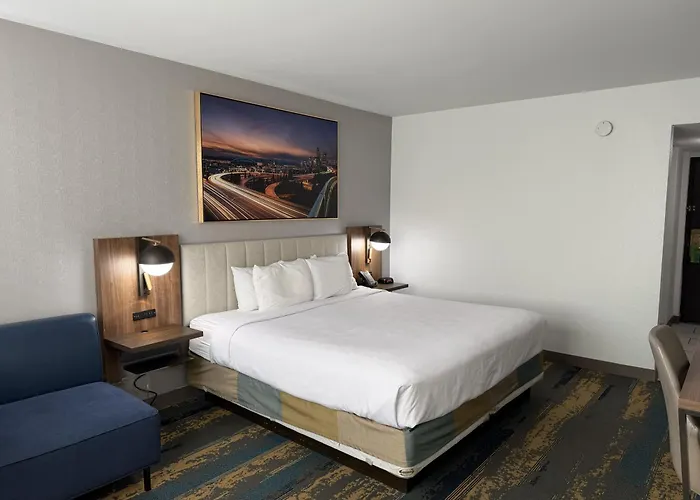 Pet Friendly hotel: La Quinta By Wyndham Seattle Sea-Tac Airport