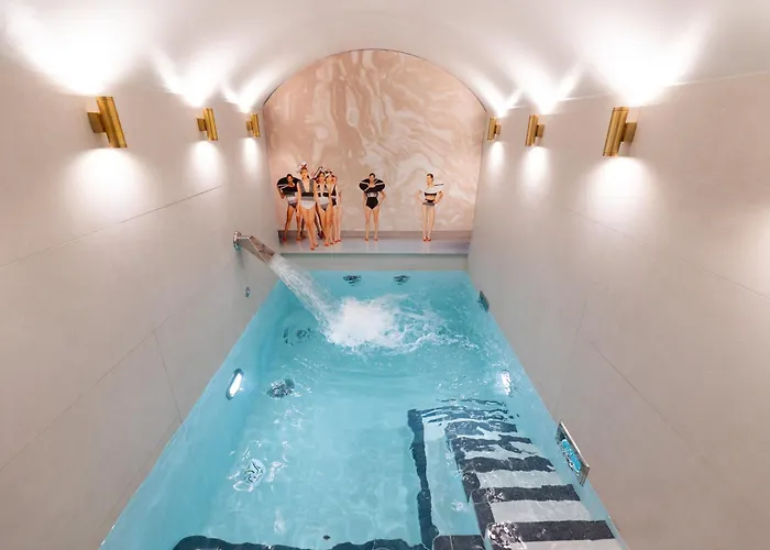 Boutique hotel only: Hotel Dress Code