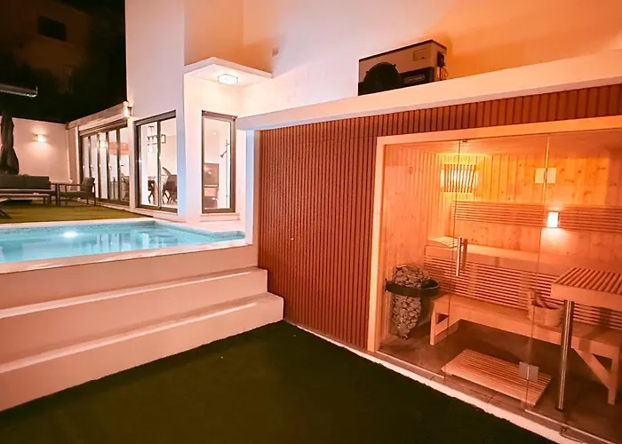 Luxury Heated Pool & Sauna - No Parties Allowed