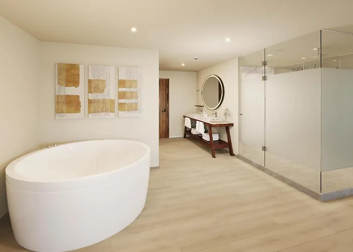 Pet Friendly hotel: Hyatt Vivid Grand Island Cancun (Adults Only)