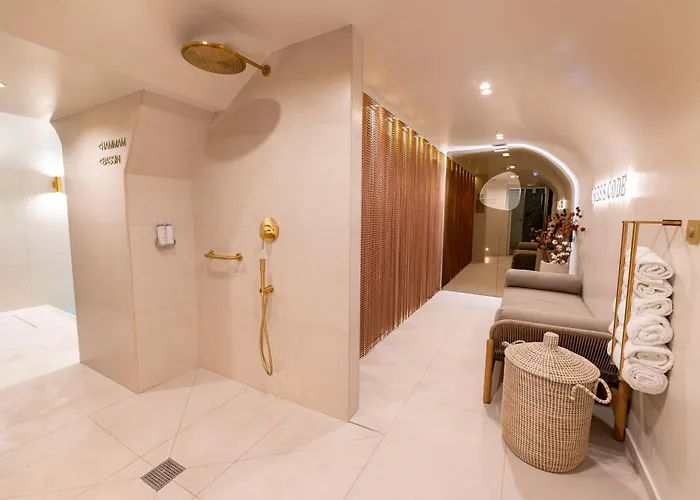 Boutique hotel only: Hotel Dress Code