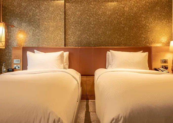 Pet Friendly hotel: Lincoln Plaza Hotel London, Curio Collection By Hilton