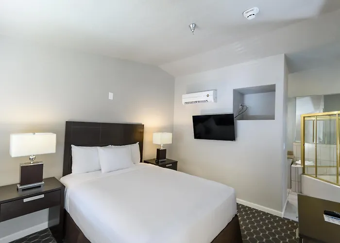 Hotel with Tennis: Alexis Park All Suite Resort