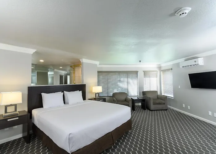 Hotel with Tennis: Alexis Park All Suite Resort