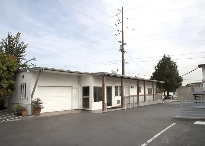 Motels Lodge At 32Nd