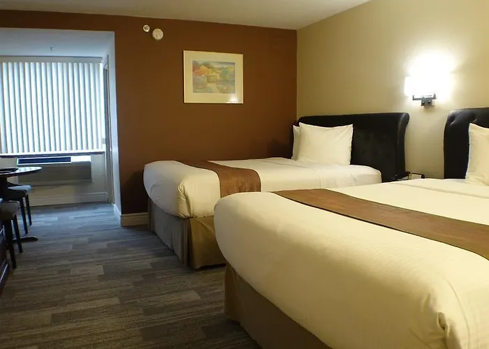 Luxury hotel only: Peninsula Inn