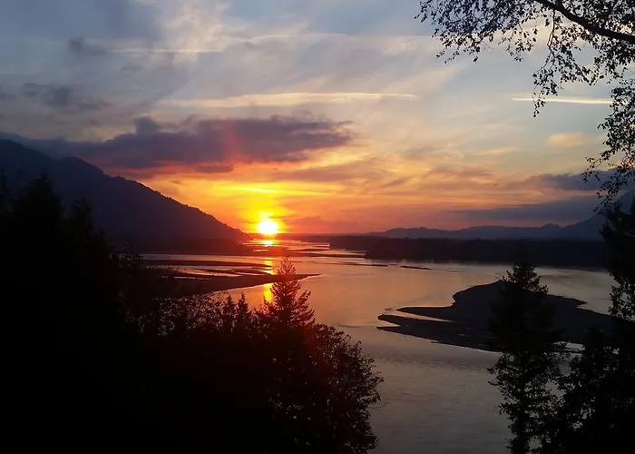 Family Hotel: The Fraser River'S Edge B&B Lodge